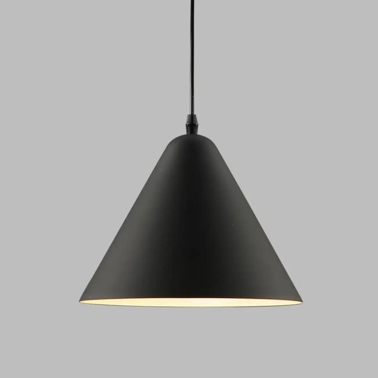 Suspension minimaliste en aluminium coloré en forme de cône