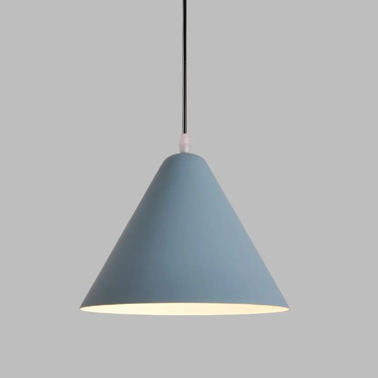 Suspension minimaliste en aluminium coloré en forme de cône
