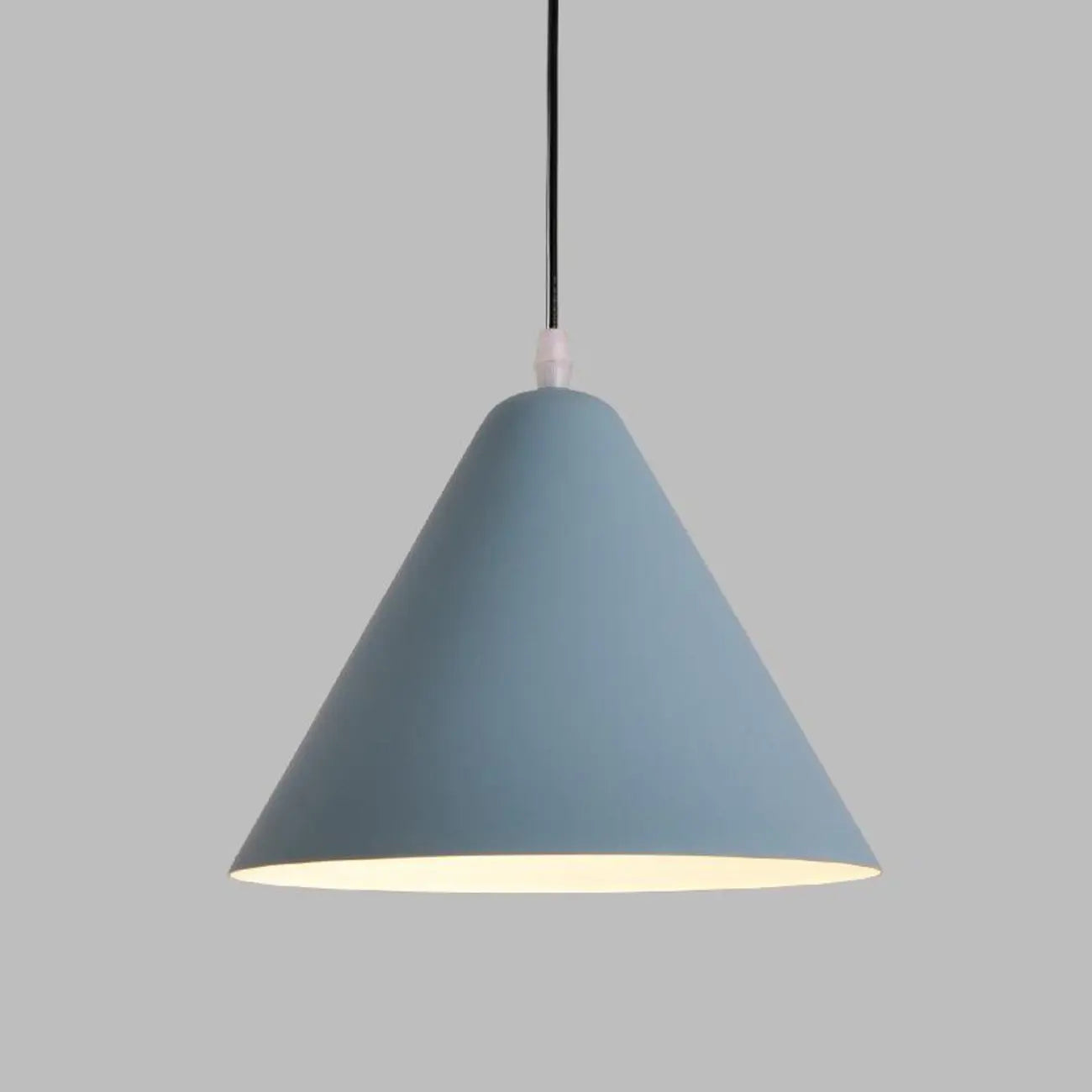 Suspension minimaliste en aluminium coloré en forme de cône