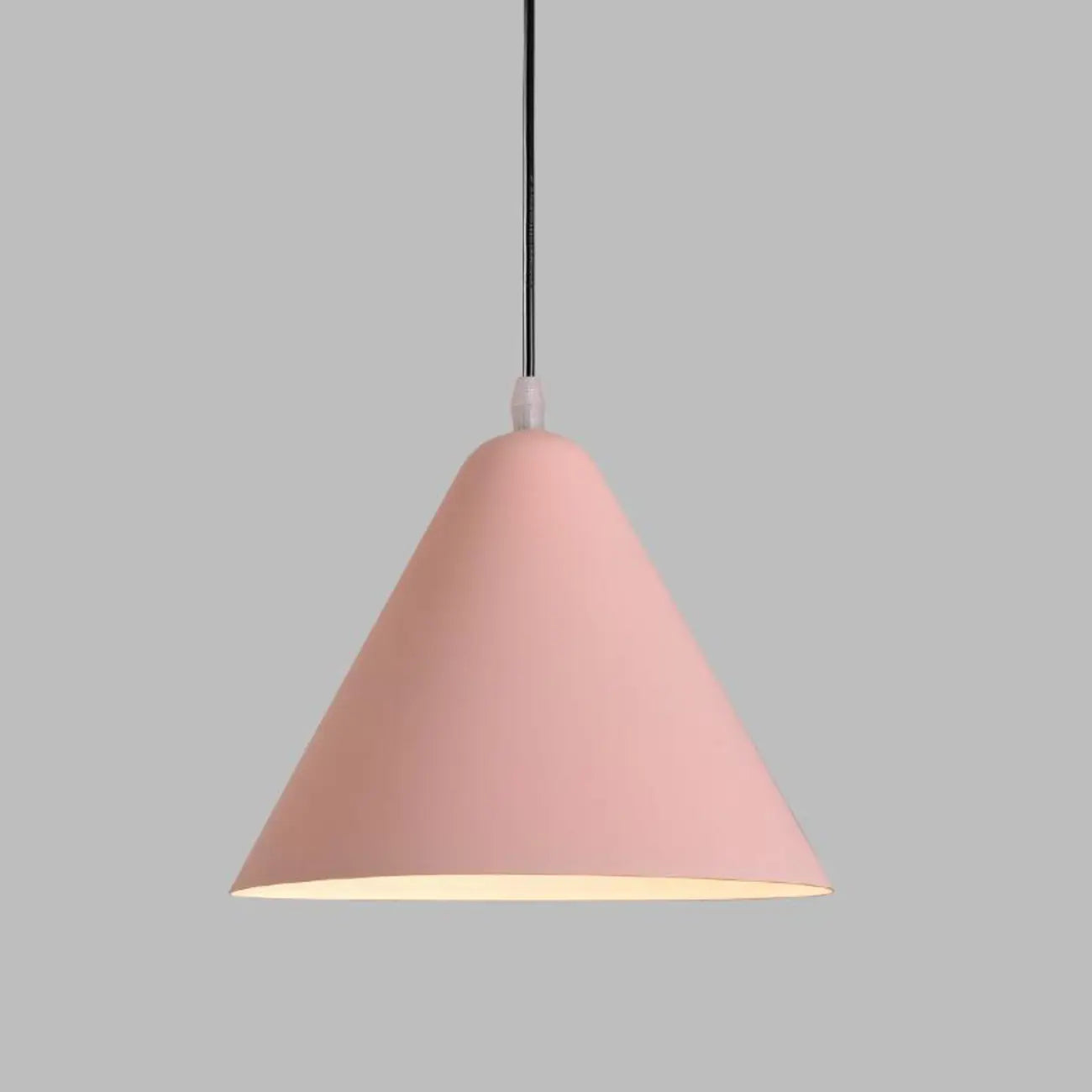 Suspension minimaliste en aluminium coloré en forme de cône