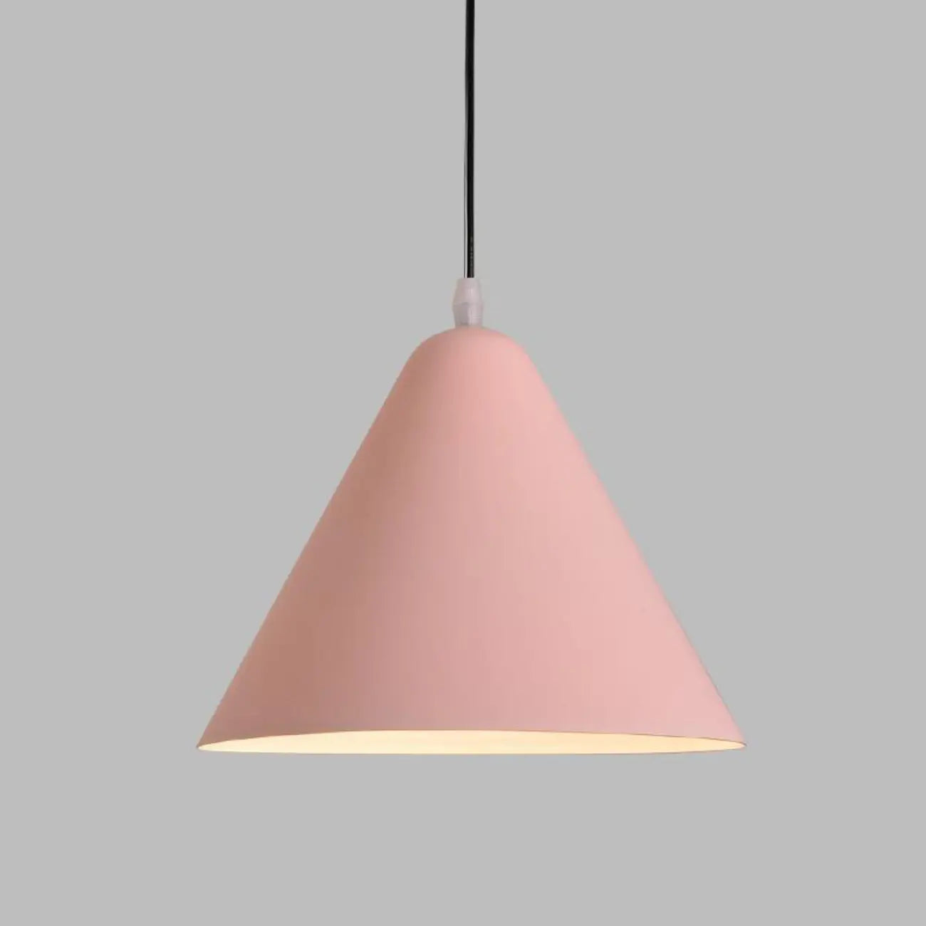 Suspension minimaliste en aluminium coloré en forme de cône