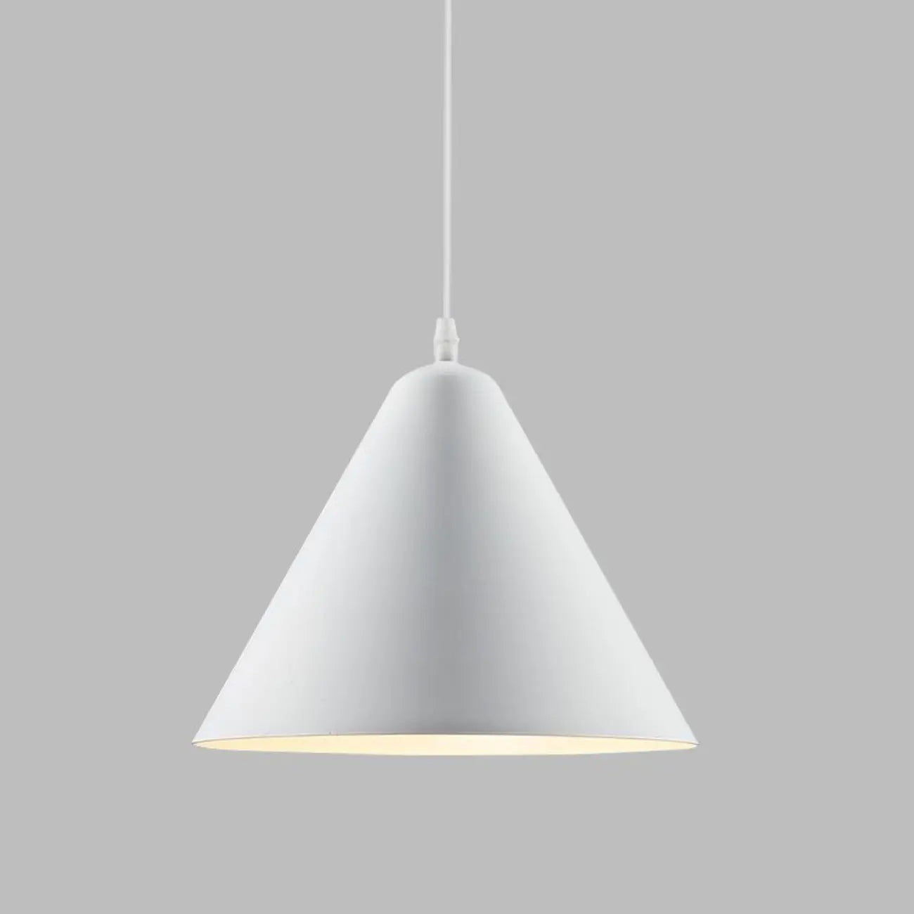 Suspension minimaliste en aluminium coloré en forme de cône