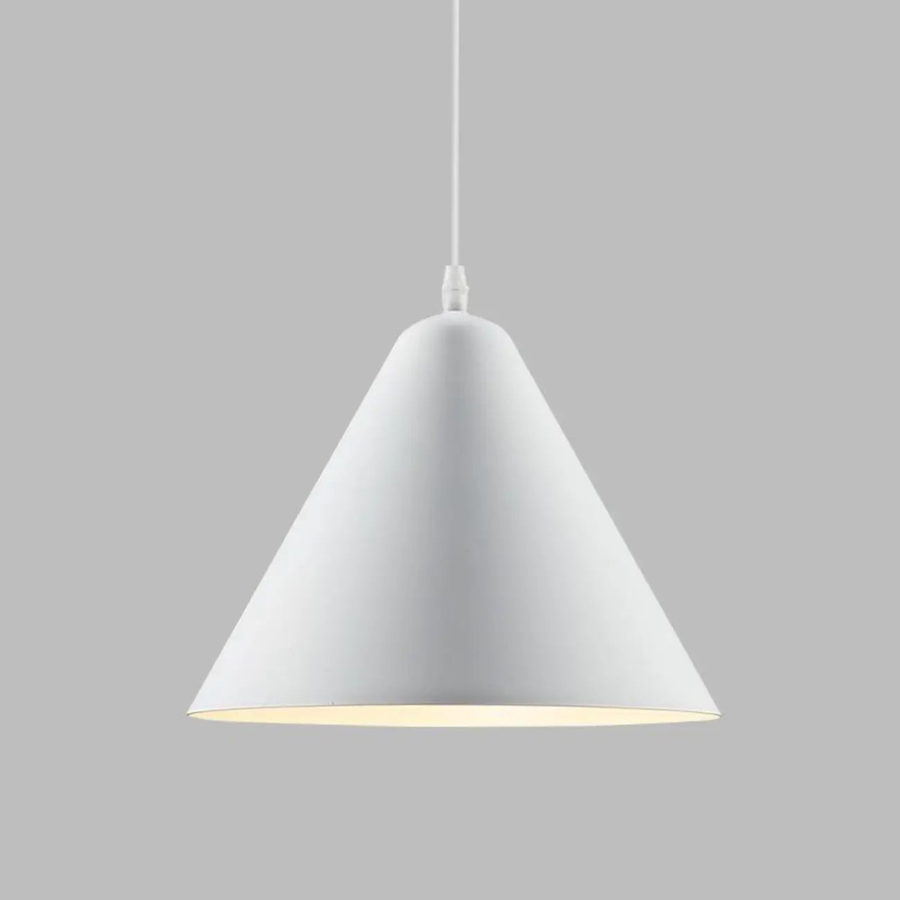 Suspension minimaliste en aluminium coloré en forme de cône