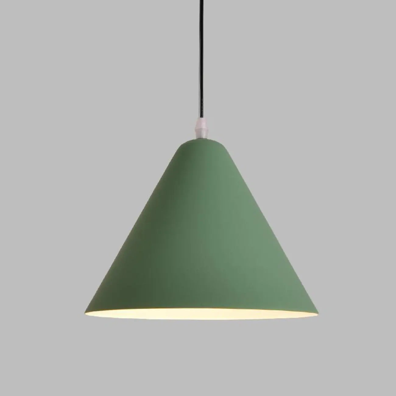 Suspension minimaliste en aluminium coloré en forme de cône