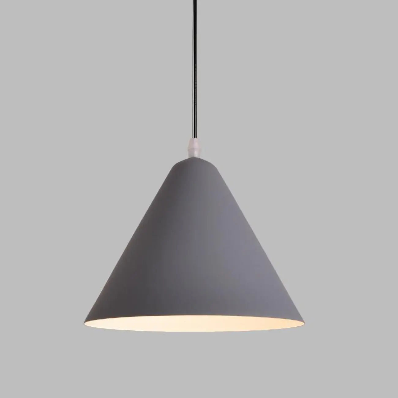 Suspension minimaliste en aluminium coloré en forme de cône