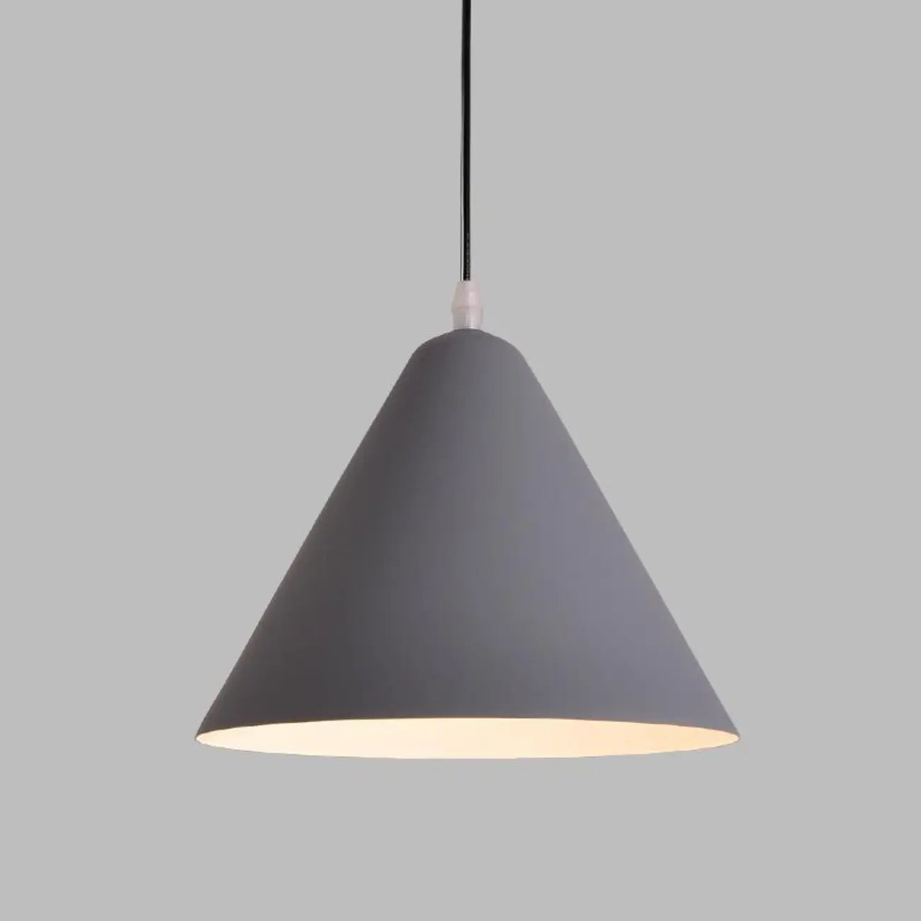 Suspension minimaliste en aluminium coloré en forme de cône