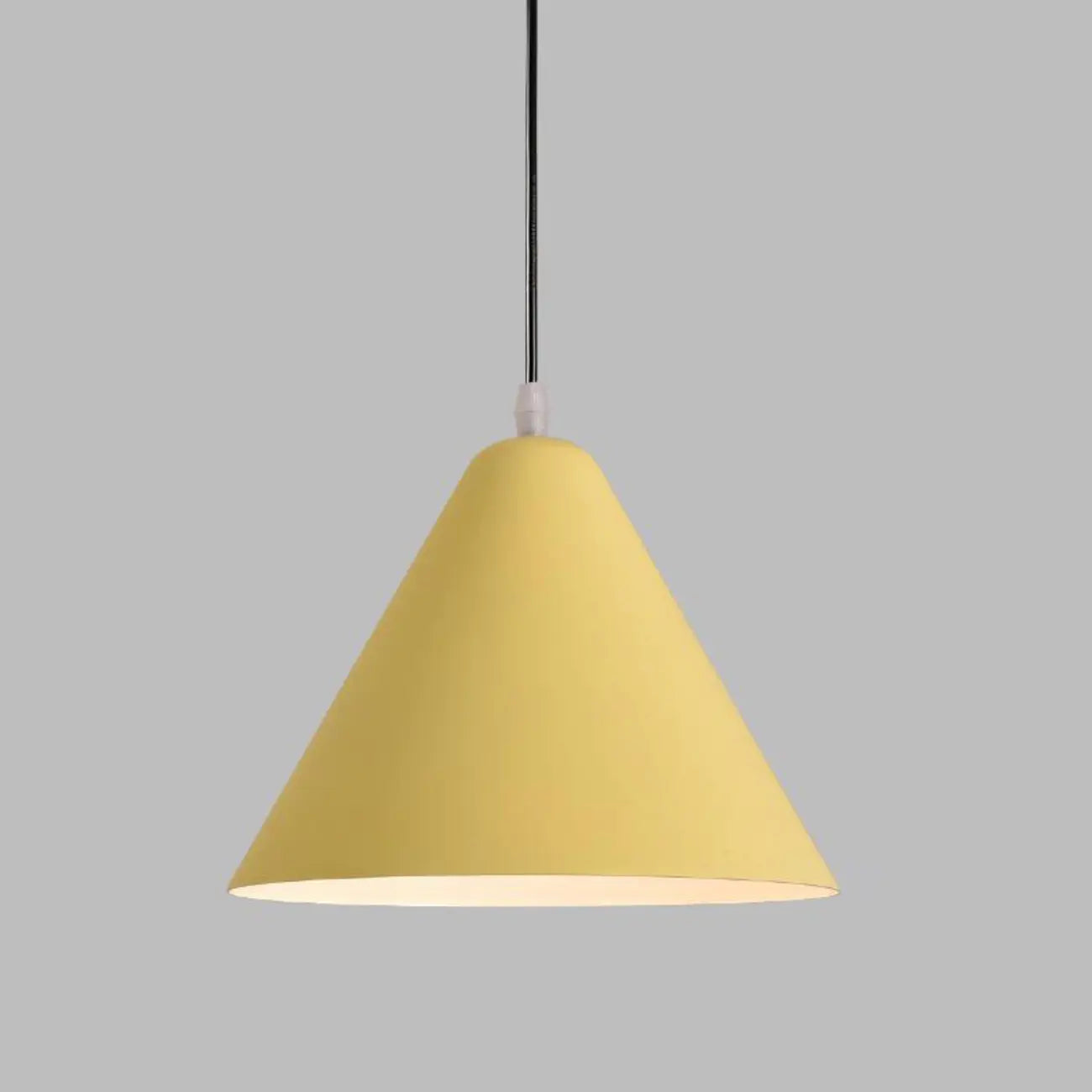 Suspension minimaliste en aluminium coloré en forme de cône