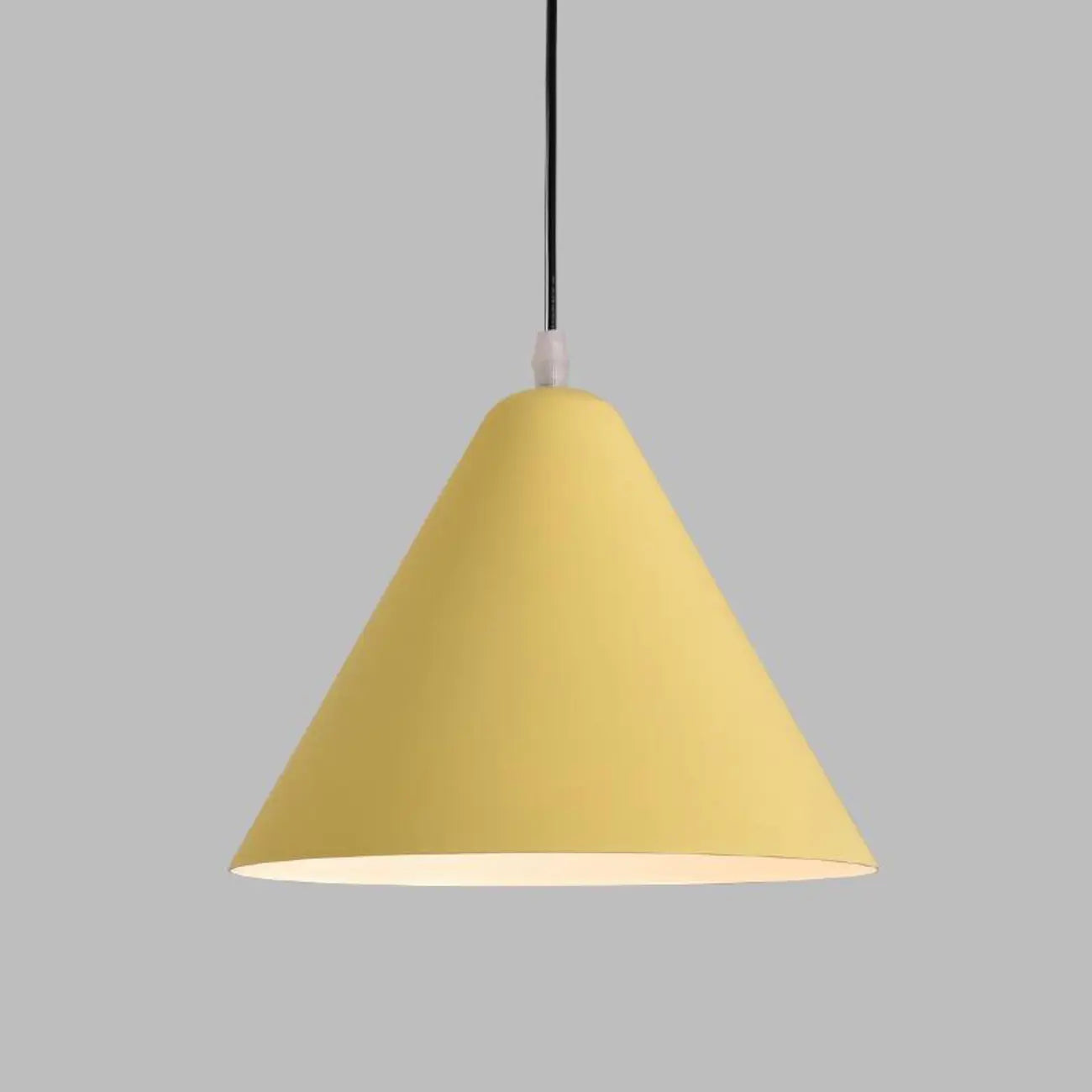 Suspension minimaliste en aluminium coloré en forme de cône