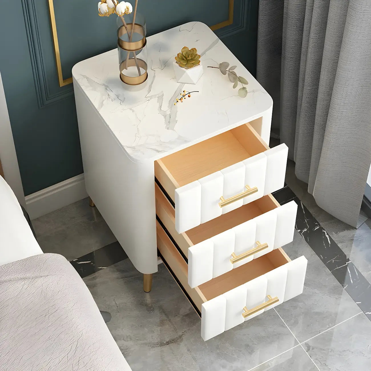 Table de chevet glamour en cuir rose avec plateau en marbre et 3 tiroirs