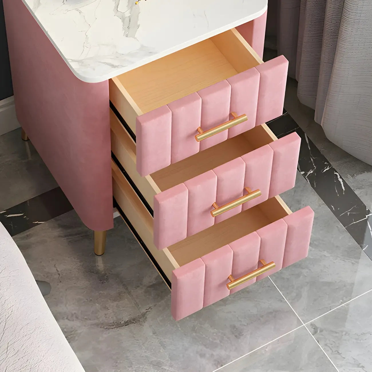 Table de chevet glamour en cuir rose avec plateau en marbre et 3 tiroirs