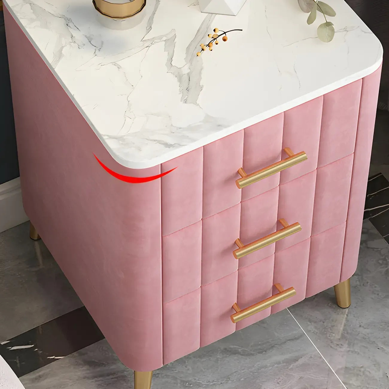 Table de chevet glamour en cuir rose avec plateau en marbre et 3 tiroirs