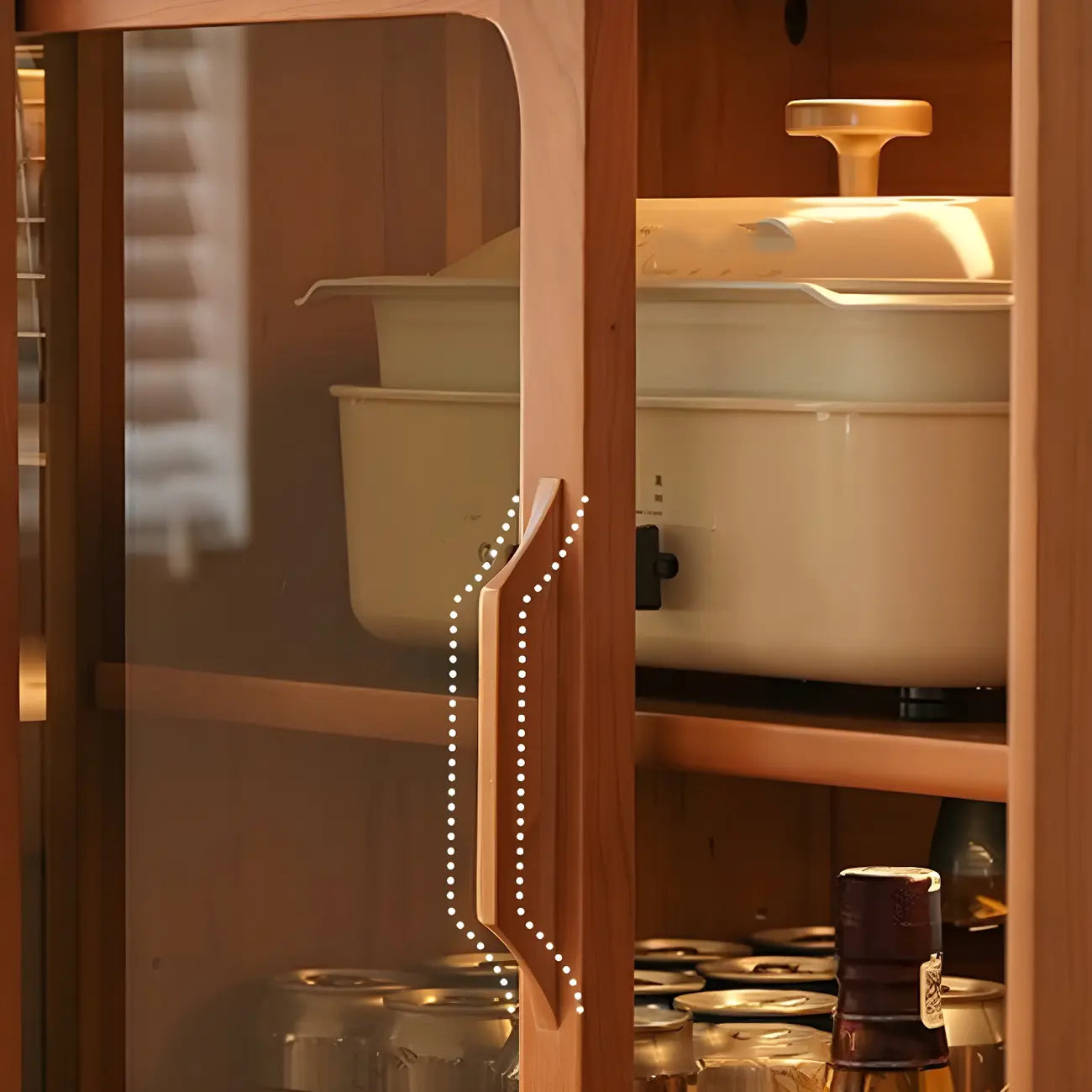 Buffet moderne en pin brun avec portes vitrées