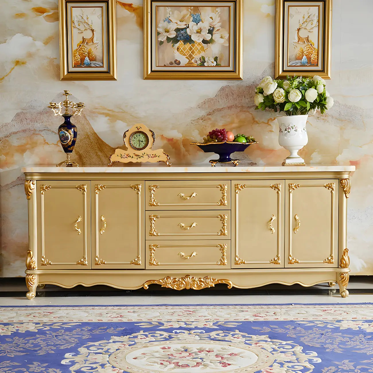 Buffet de luxe en bois doré avec tiroirs et portes