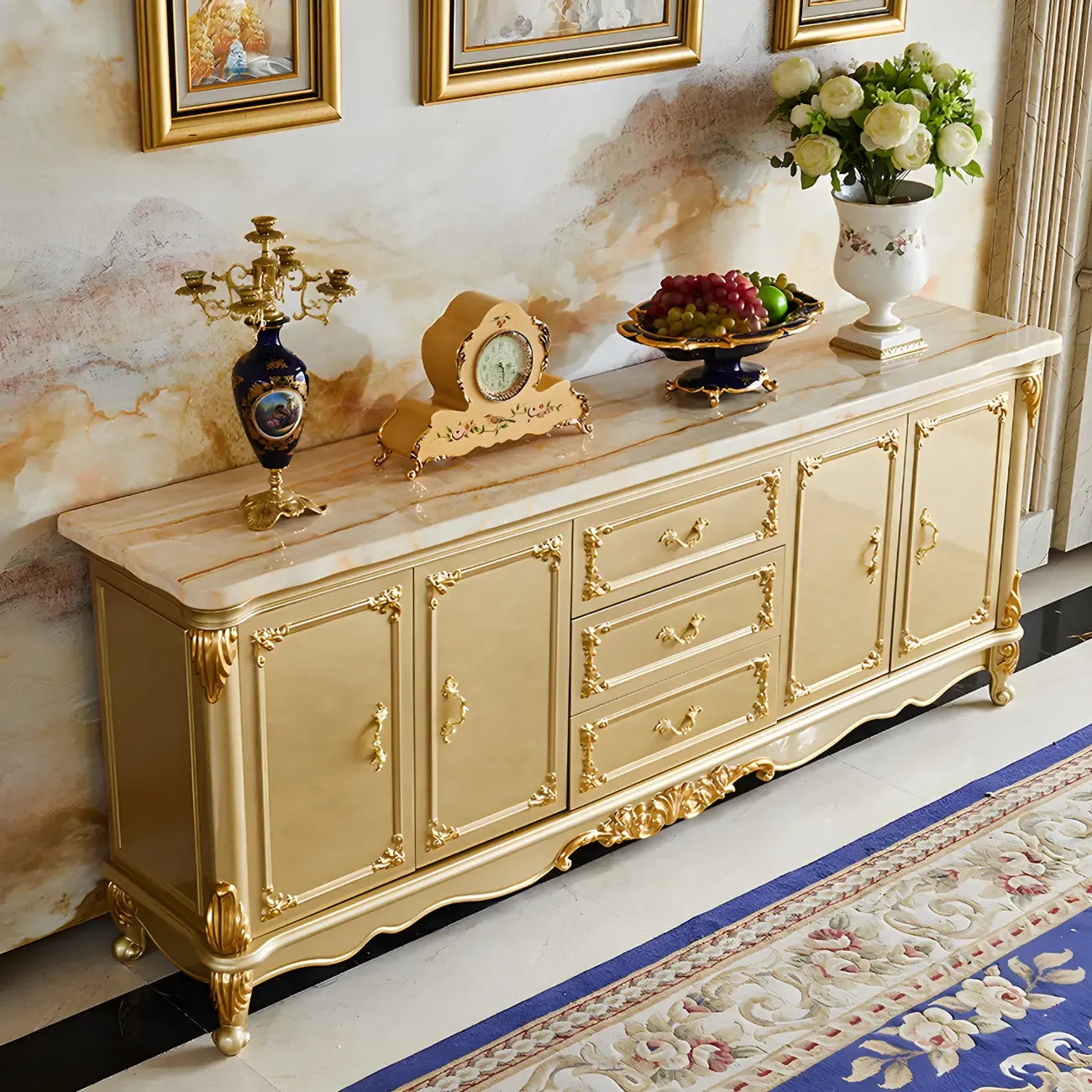 Buffet de luxe en bois doré avec tiroirs et portes