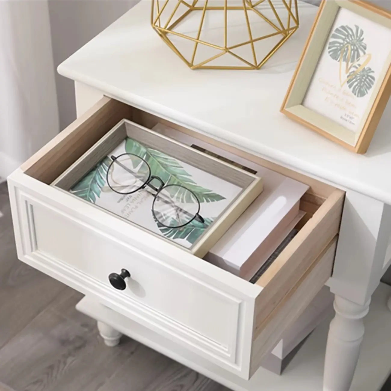 Table d'appoint en bois brun à 1 tiroir avec étagère, idéale pour les petits espaces