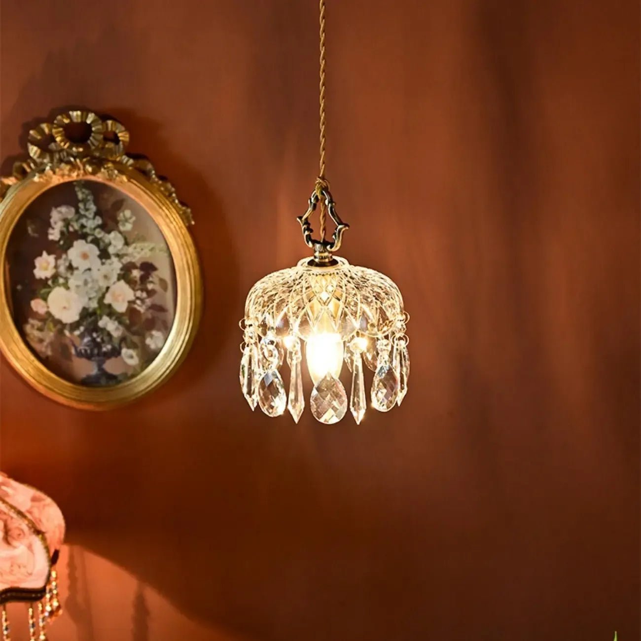 Lustre élégant en cristal clair avec des accents luxueux pour salon