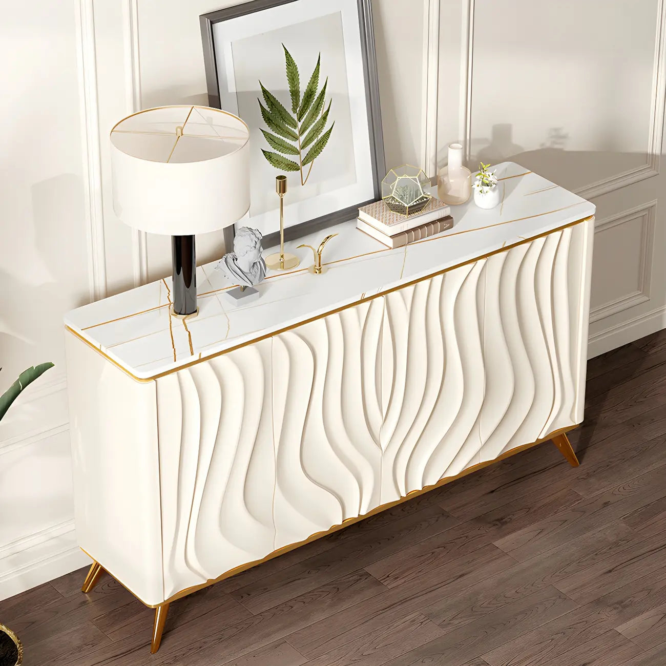 Buffet en bois blanc cassé glamour avec porte sculptée