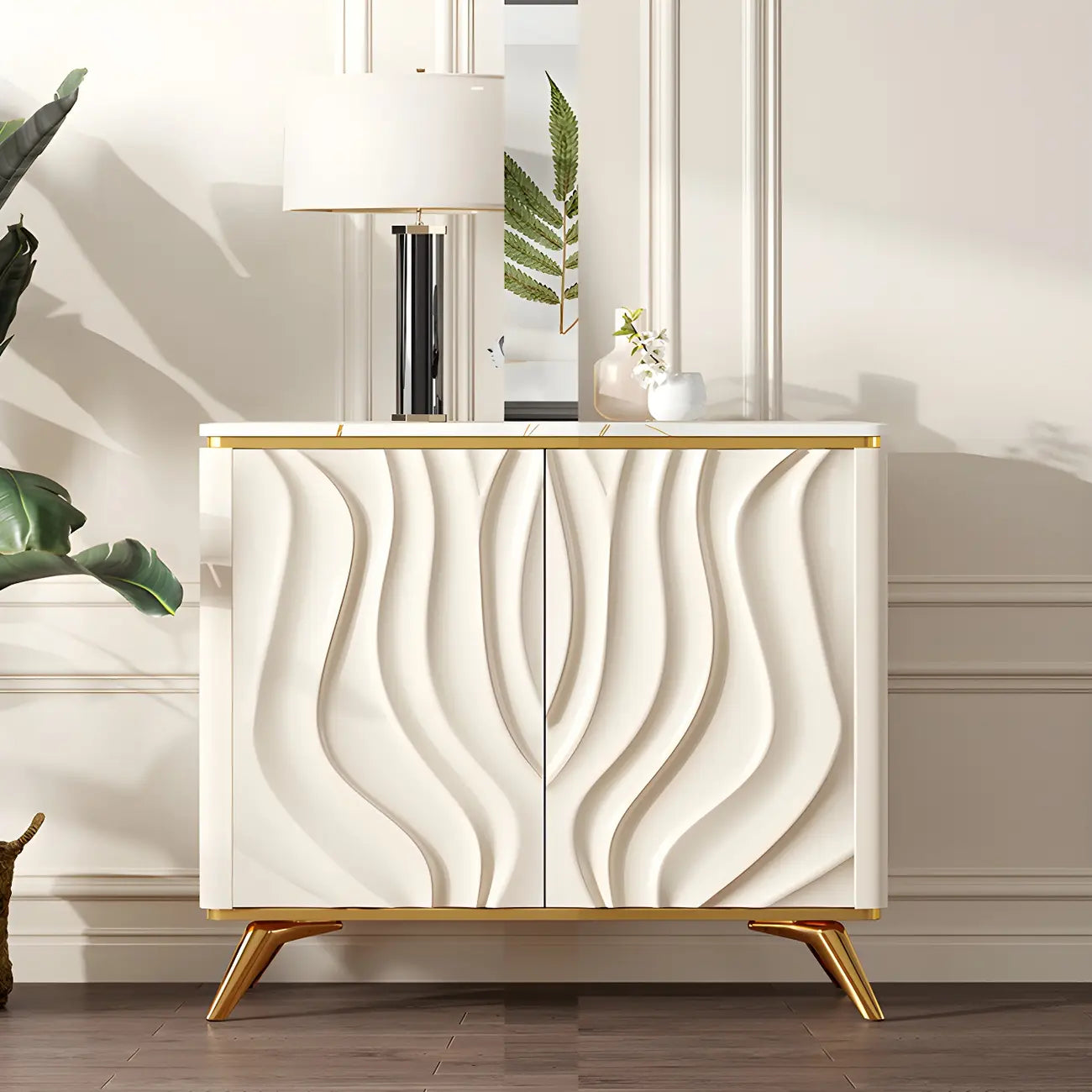 Buffet en bois blanc cassé glamour avec porte sculptée