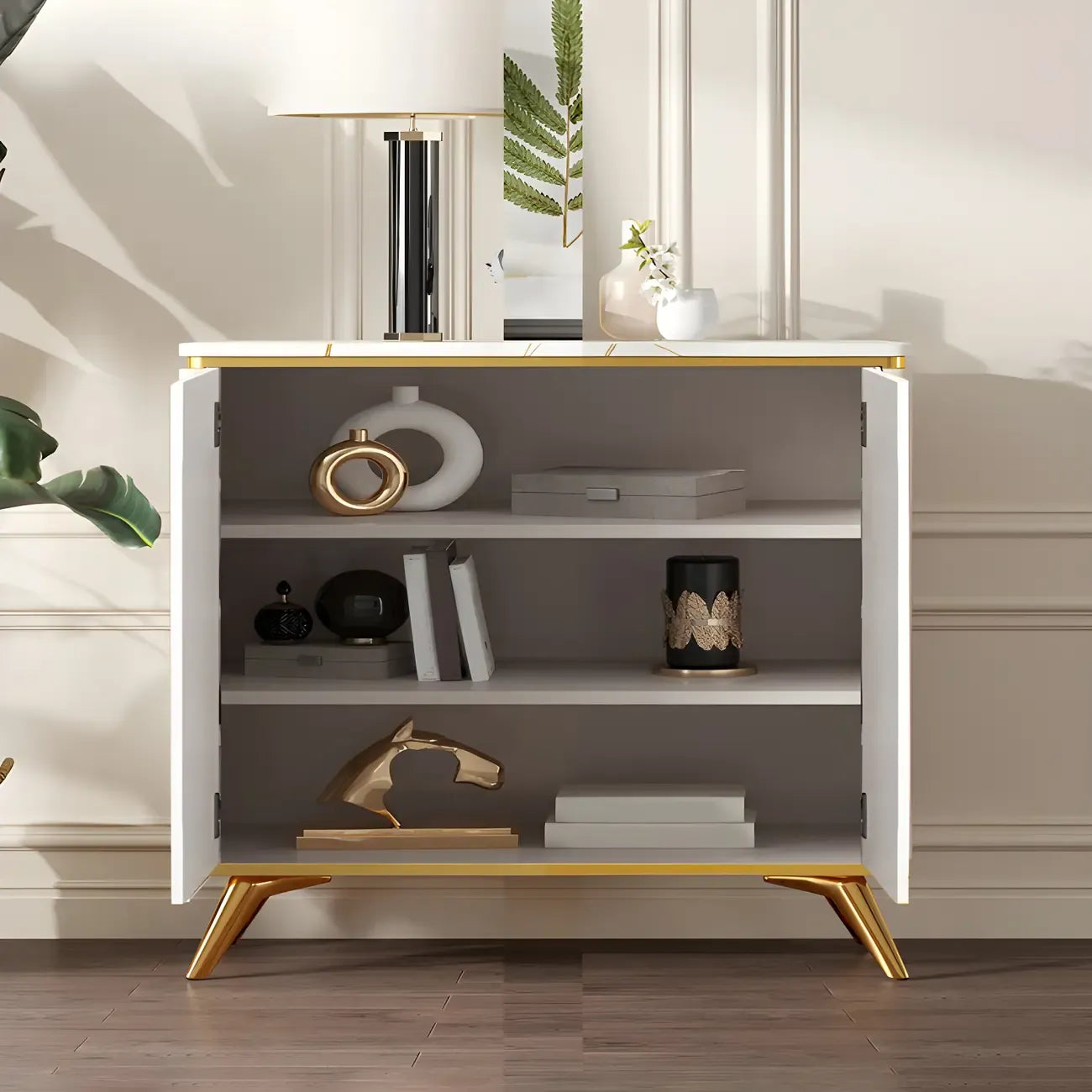 Buffet en bois blanc cassé glamour avec porte sculptée