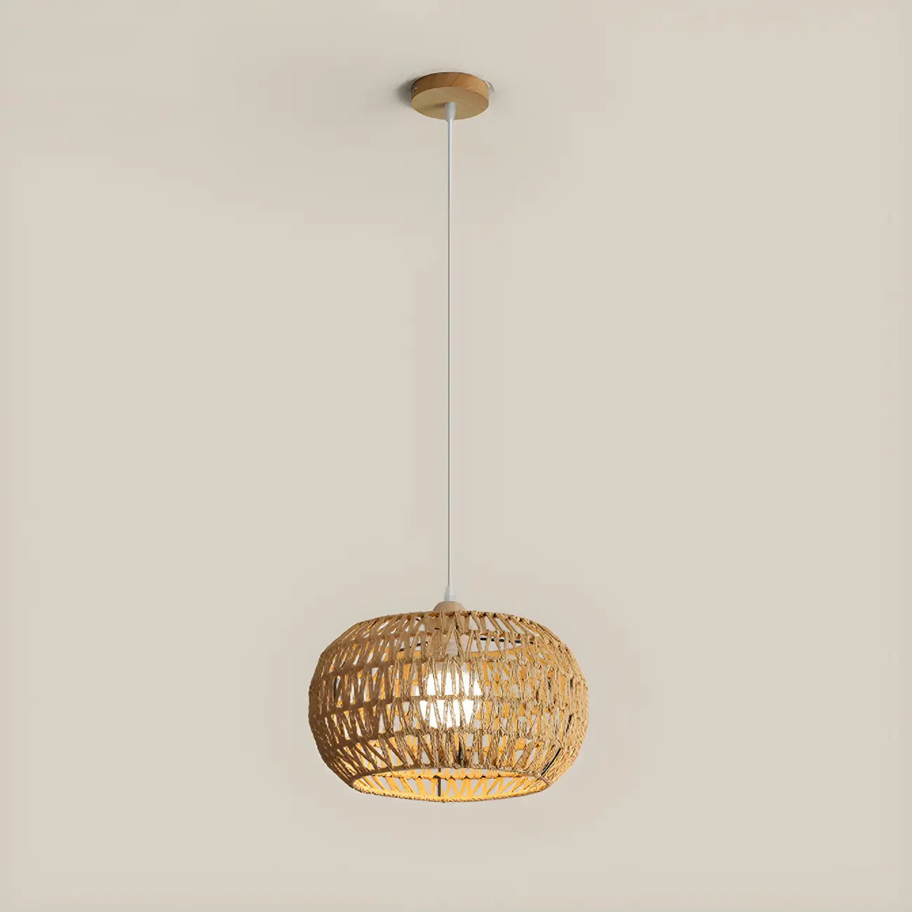 Suspension en rotin brun naturel pour une décoration de salle à manger moderne
