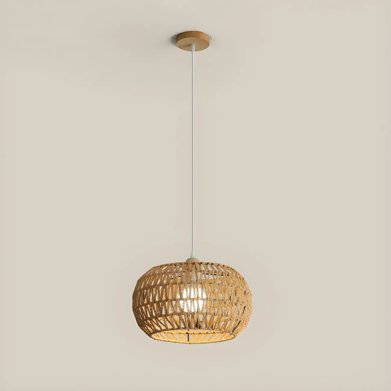 Suspension en rotin brun naturel pour une décoration de salle à manger moderne