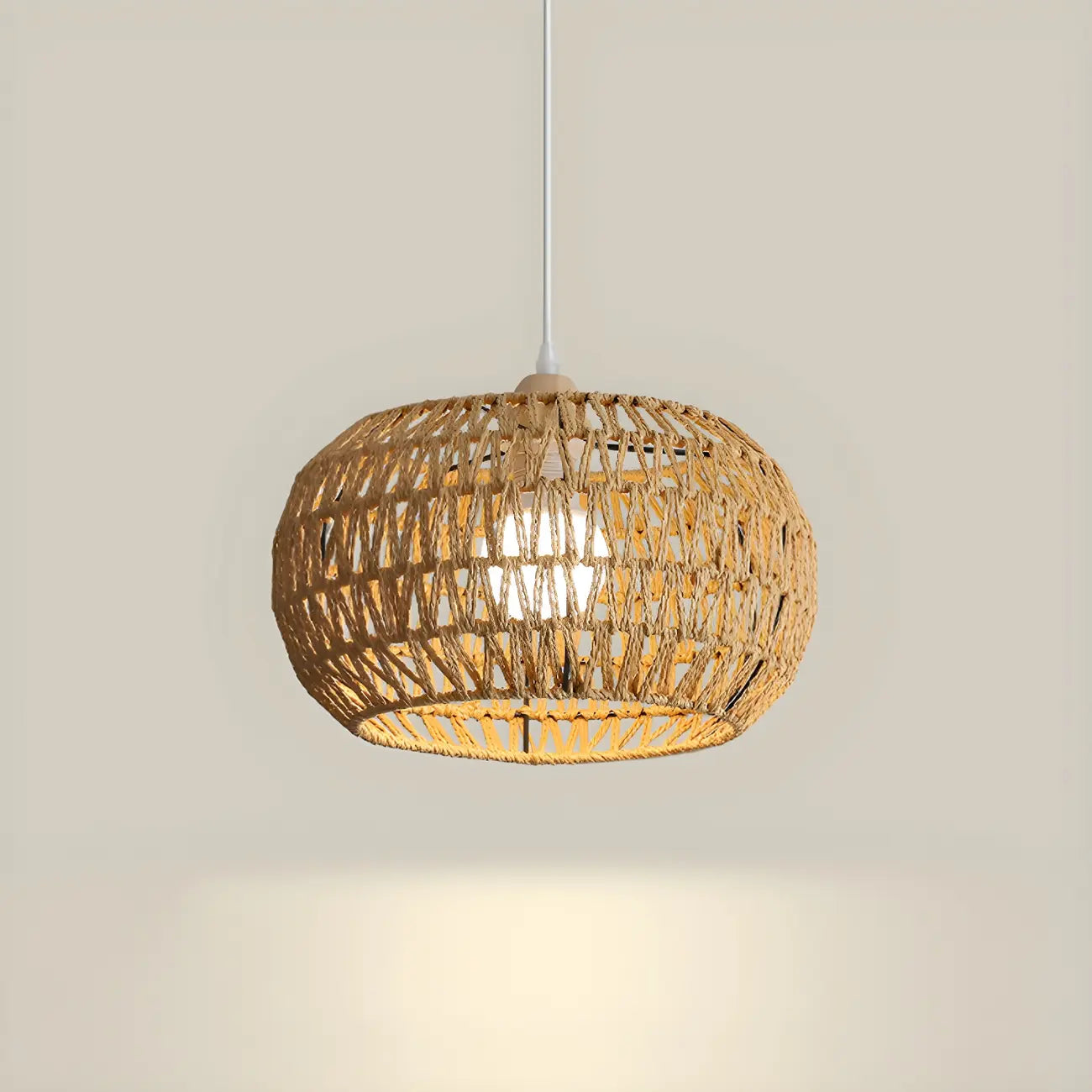 Suspension en rotin brun naturel pour une décoration de salle à manger moderne