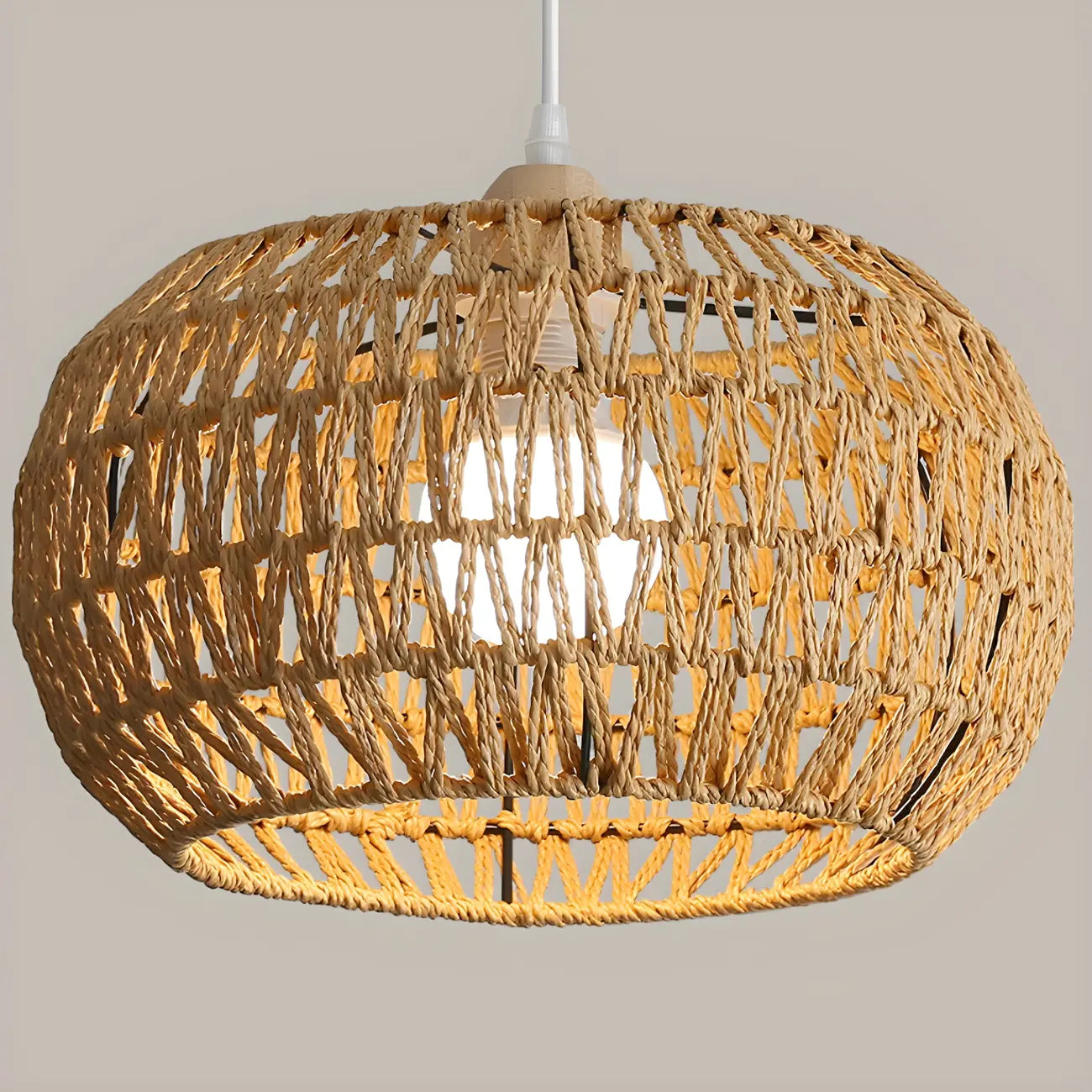 Suspension en rotin brun naturel pour une décoration de salle à manger moderne