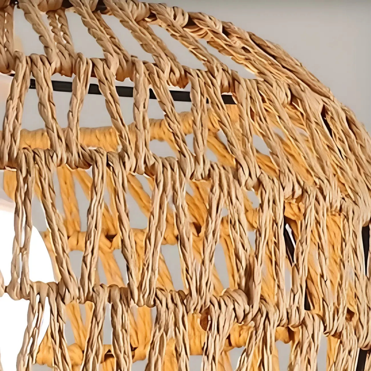 Suspension en rotin brun naturel pour une décoration de salle à manger moderne