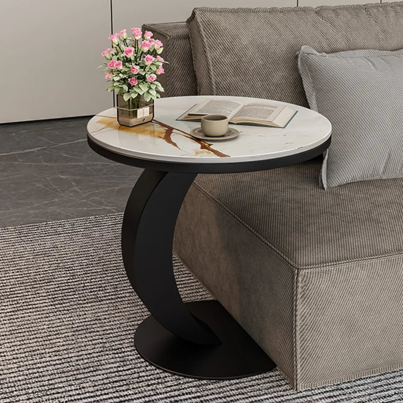Table d'appoint ronde moderne en marbre en forme de C pour salon