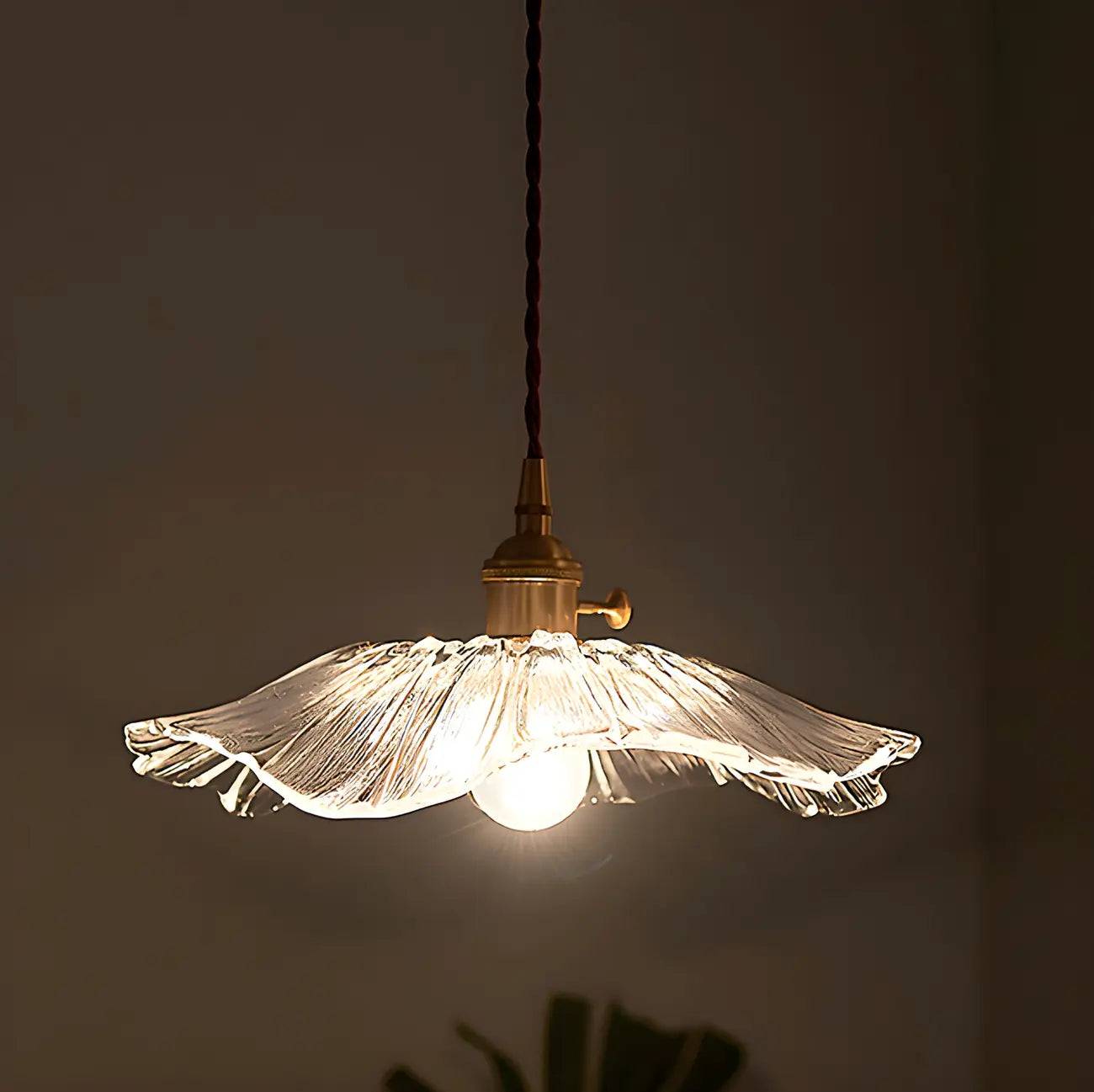Suspension design en verre transparent en forme de feuille de lotus pour chambre à coucher