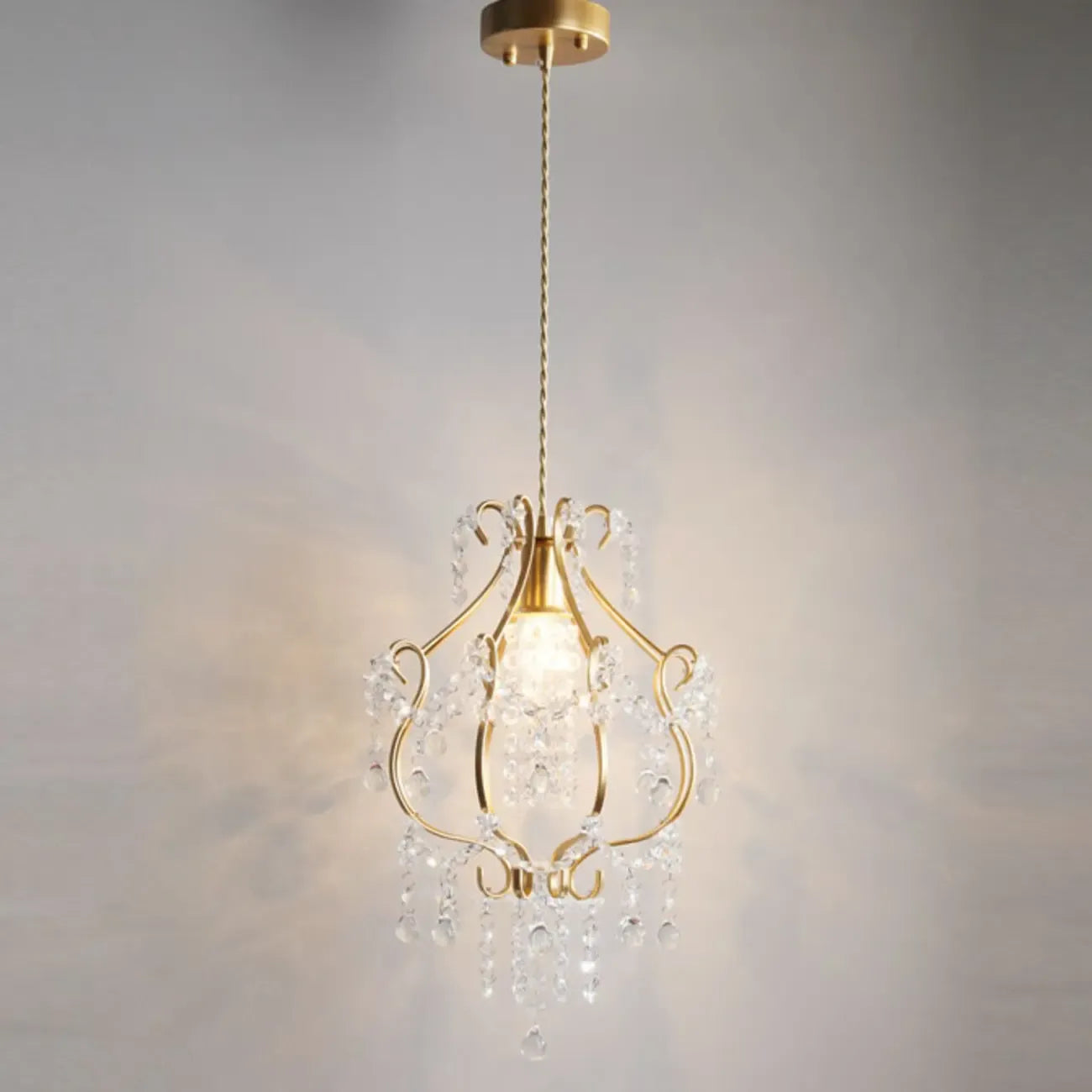 Suspension élégante en cristal doré pour salle à manger