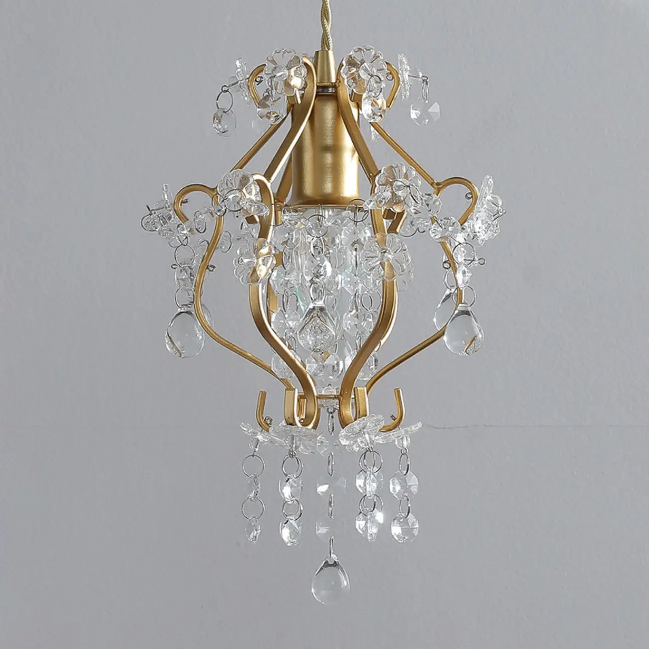 Suspension élégante en cristal doré pour salle à manger