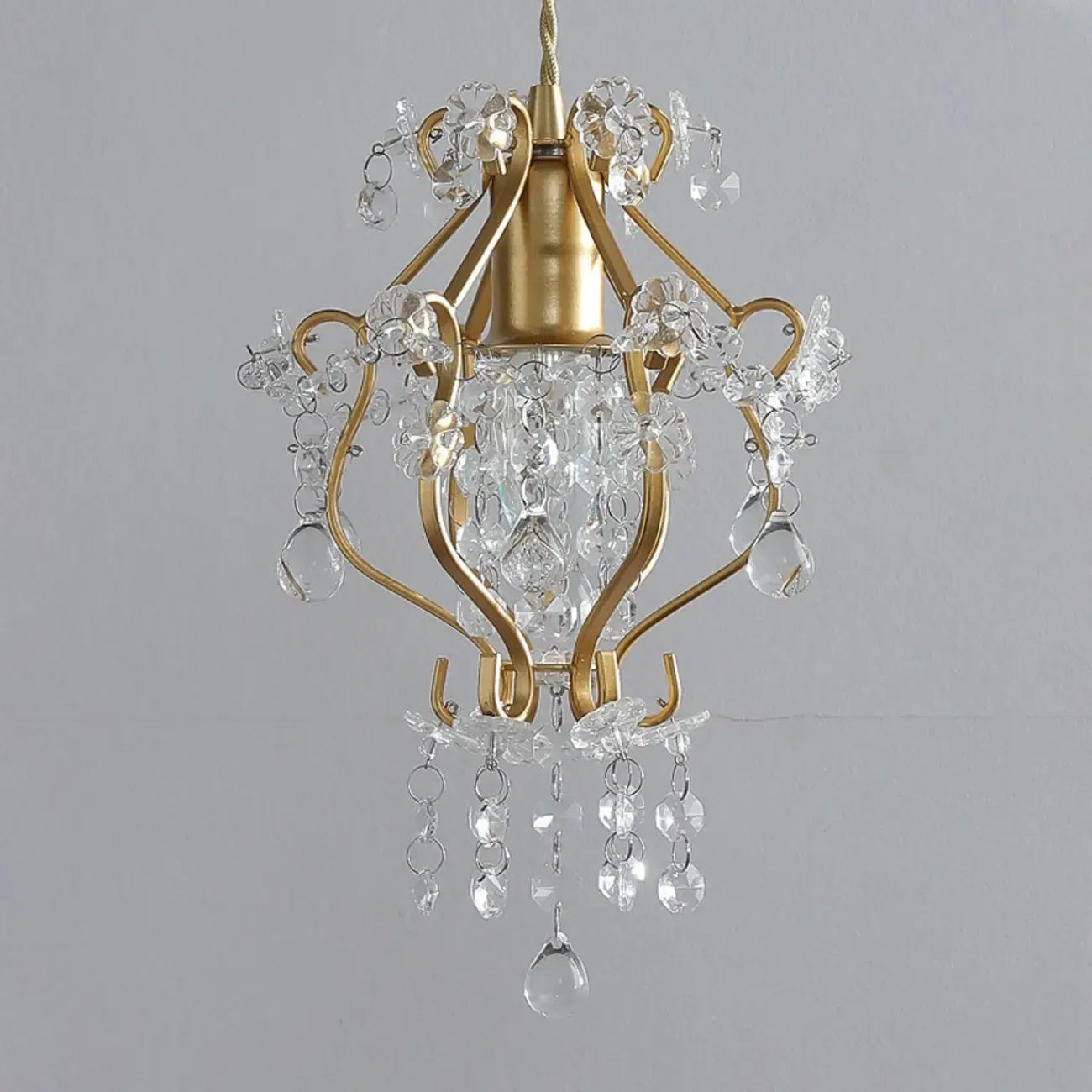 Suspension élégante en cristal doré pour salle à manger