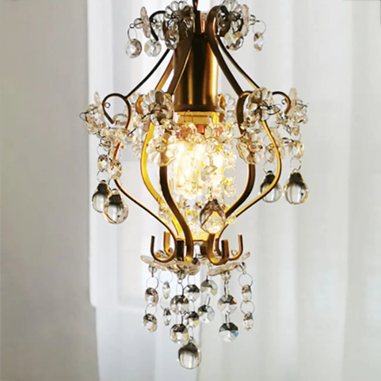 Suspension élégante en cristal doré pour salle à manger