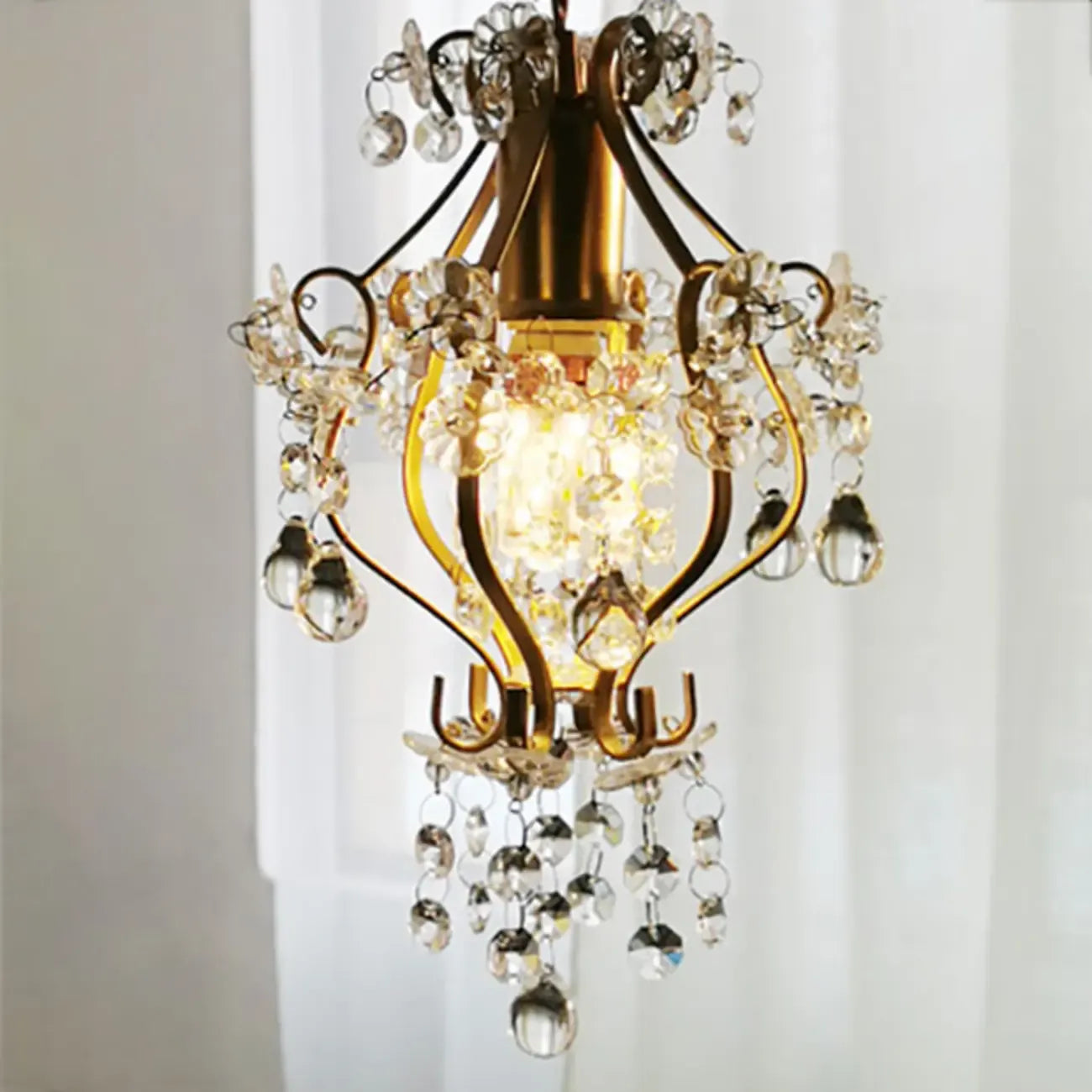 Suspension élégante en cristal doré pour salle à manger