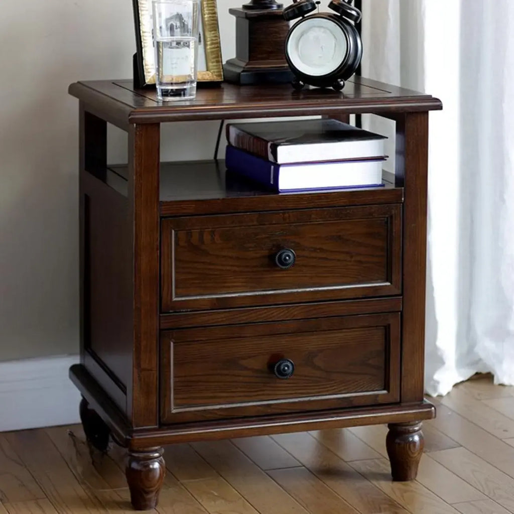 Table de chevet traditionnelle en bois brun avec tiroirs et rangement ouvert