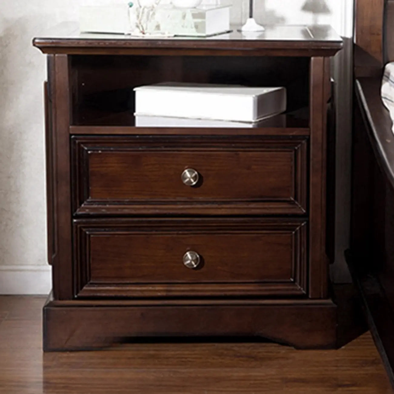 Table de chevet traditionnelle en bois brun avec tiroirs et rangement ouvert