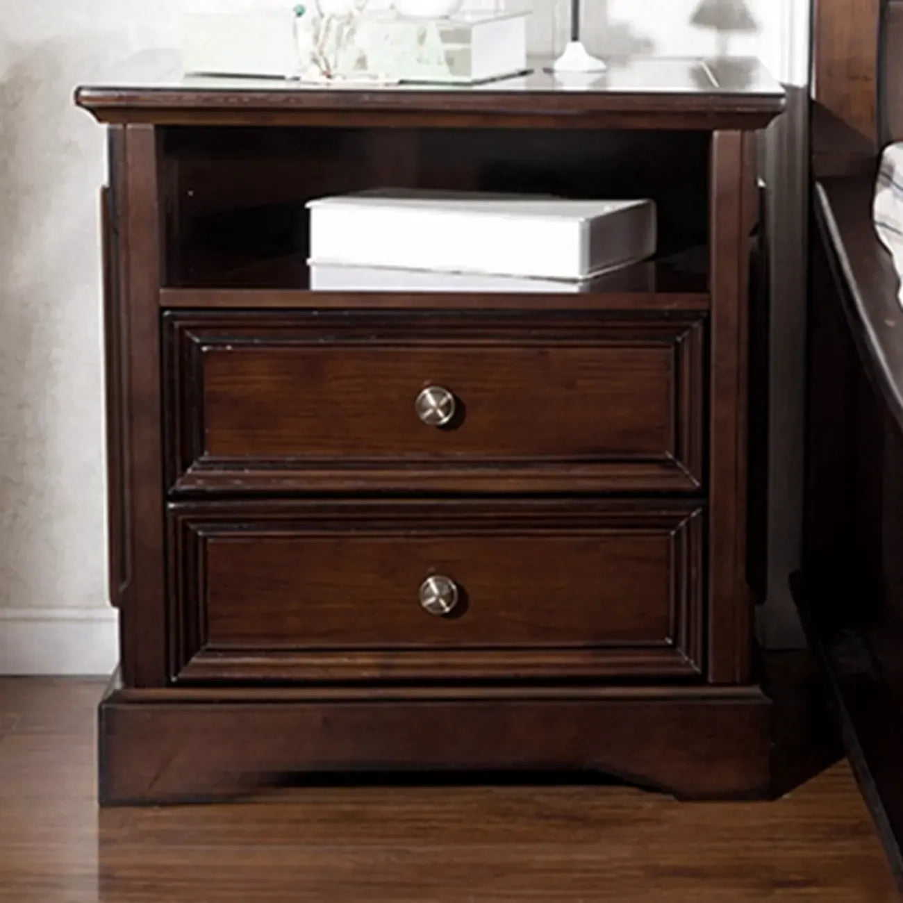 Table de chevet traditionnelle en bois brun avec tiroirs et rangement ouvert