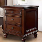 Table de chevet traditionnelle en bois brun avec tiroirs et rangement ouvert
