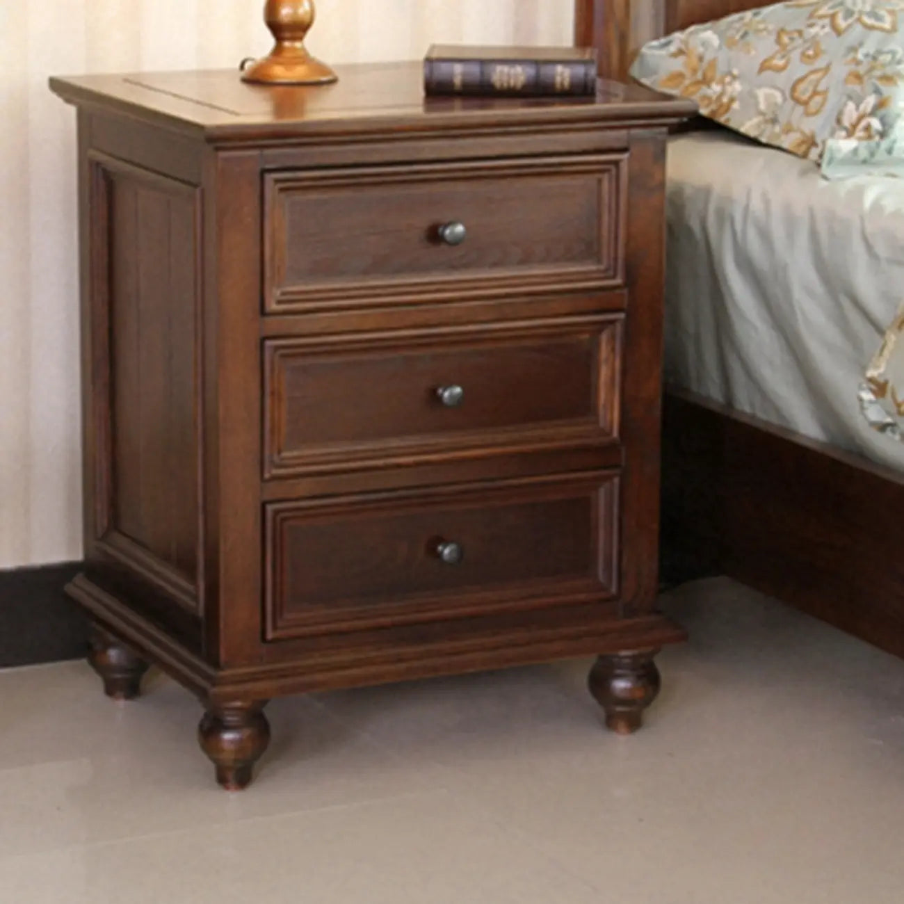Table de chevet traditionnelle en bois brun avec tiroirs et rangement ouvert