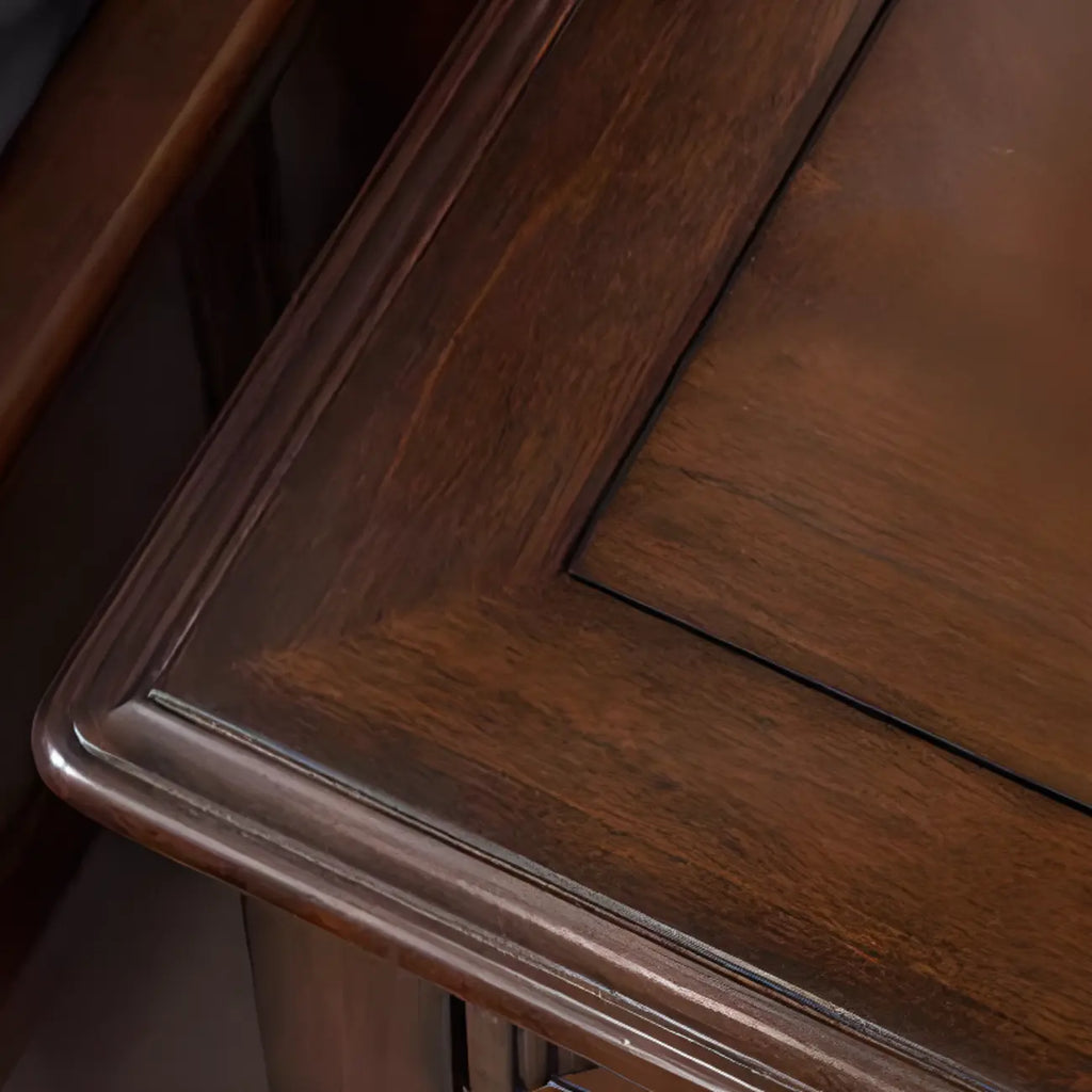 Table de chevet traditionnelle en bois brun avec tiroirs et rangement ouvert