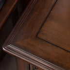 Table de chevet traditionnelle en bois brun avec tiroirs et rangement ouvert