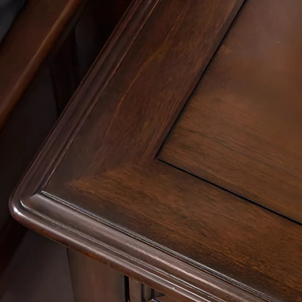 Table de chevet traditionnelle en bois brun avec tiroirs et rangement ouvert