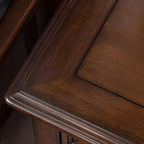 Table de chevet traditionnelle en bois brun avec tiroirs et rangement ouvert