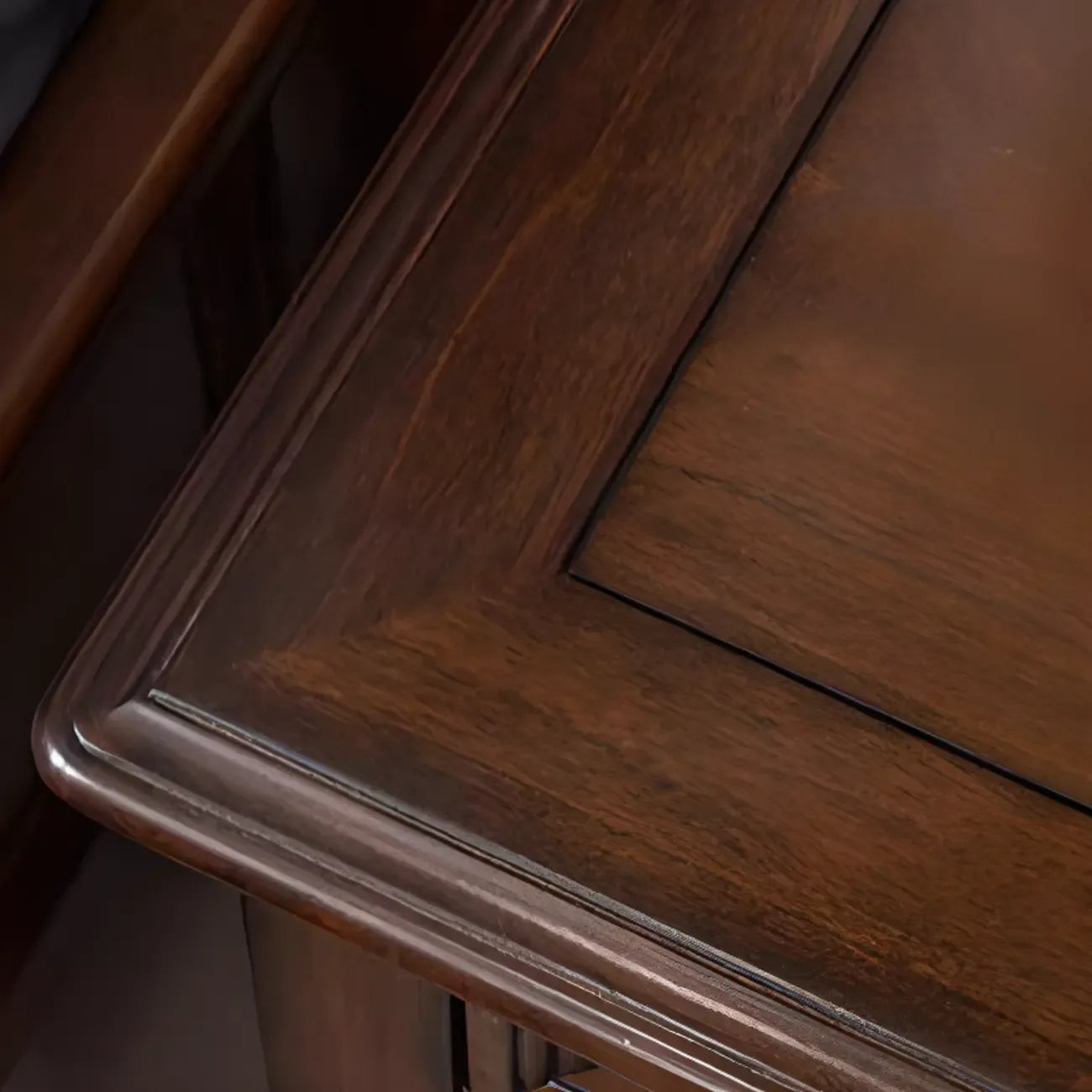 Table de chevet traditionnelle en bois brun avec tiroirs et rangement ouvert