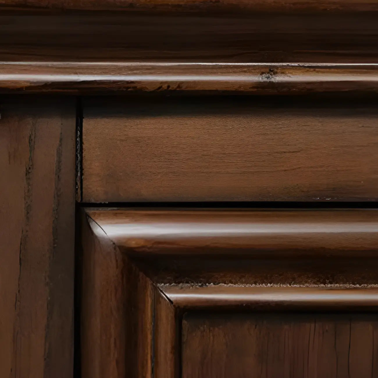 Table de chevet traditionnelle en bois brun avec tiroirs et rangement ouvert