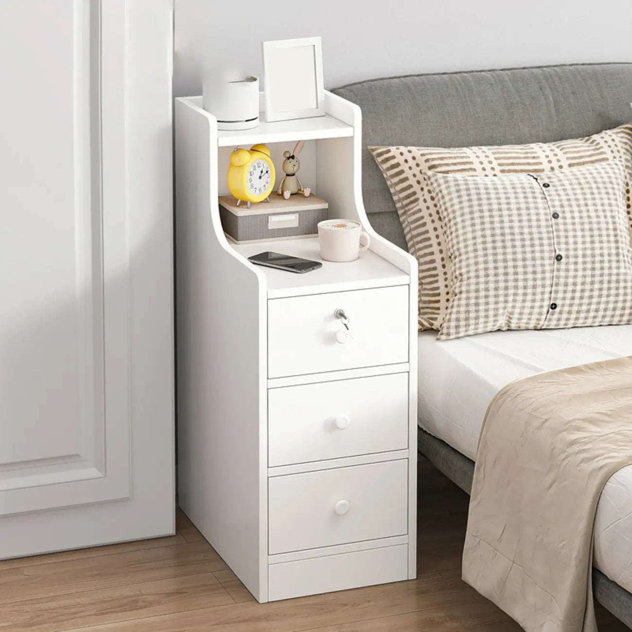 Table de chevet étroite en bois blanc avec tiroirs et étagère
