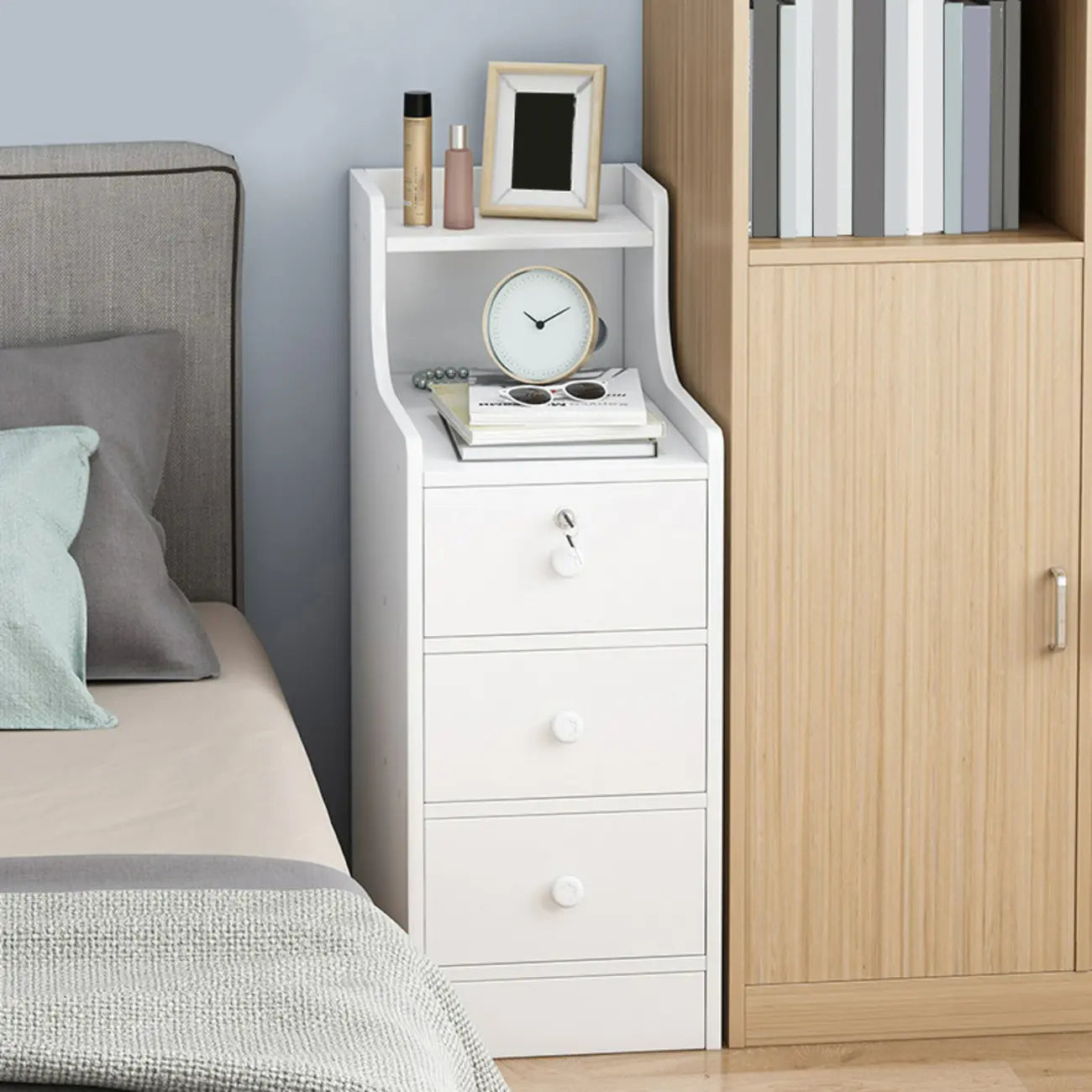 Table de chevet étroite en bois blanc avec tiroirs et étagère