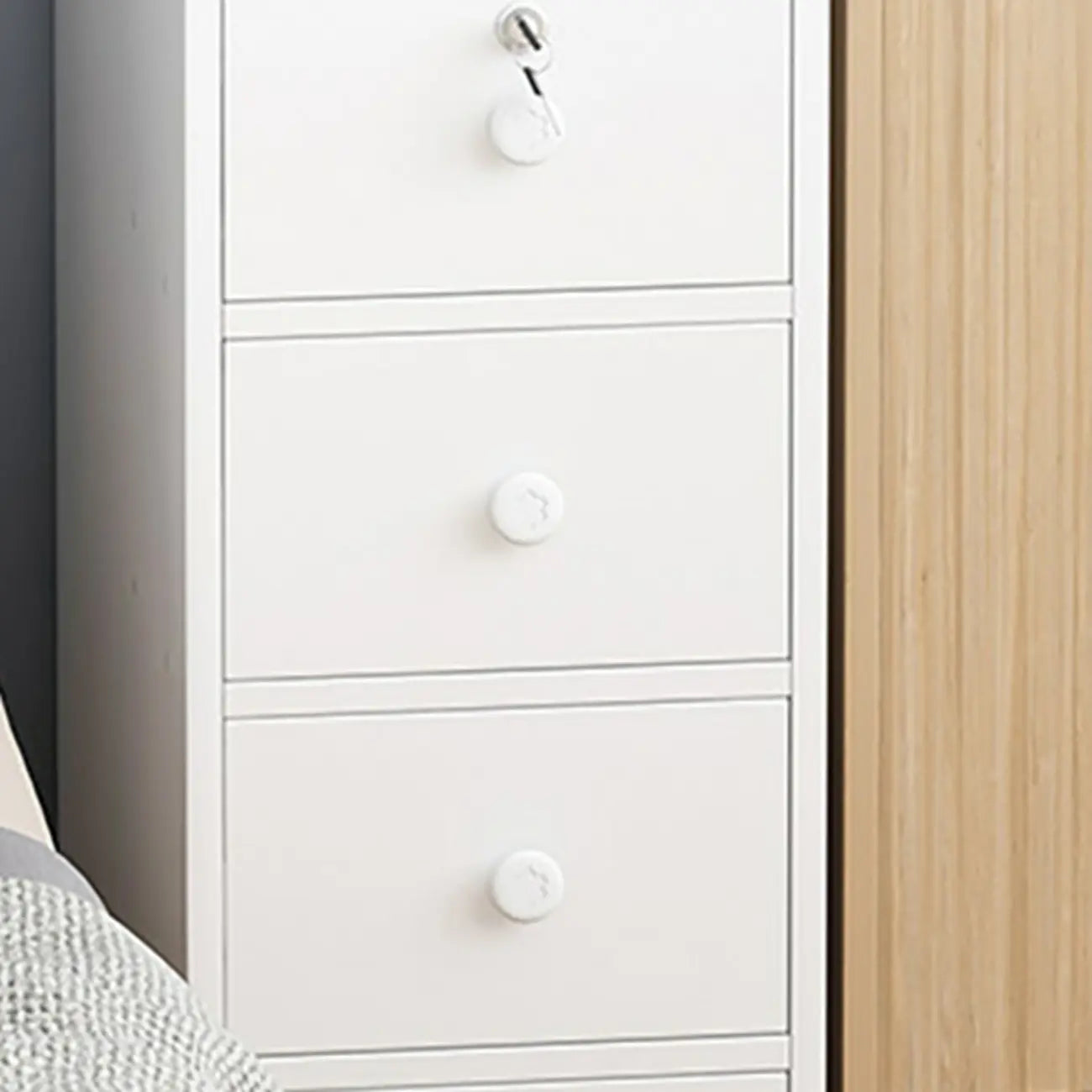 Table de chevet étroite en bois blanc avec tiroirs et étagère