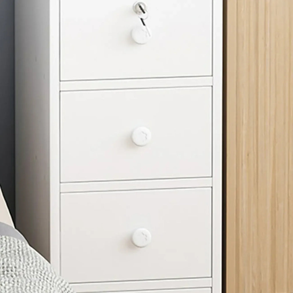 Table de chevet étroite en bois blanc avec tiroirs et étagère
